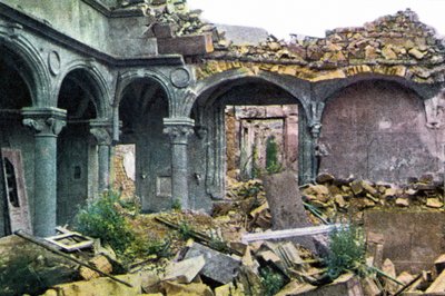 Die stark beschädigte Princerie, Verdun, September 1916 von Jules Gervais Courtellemont